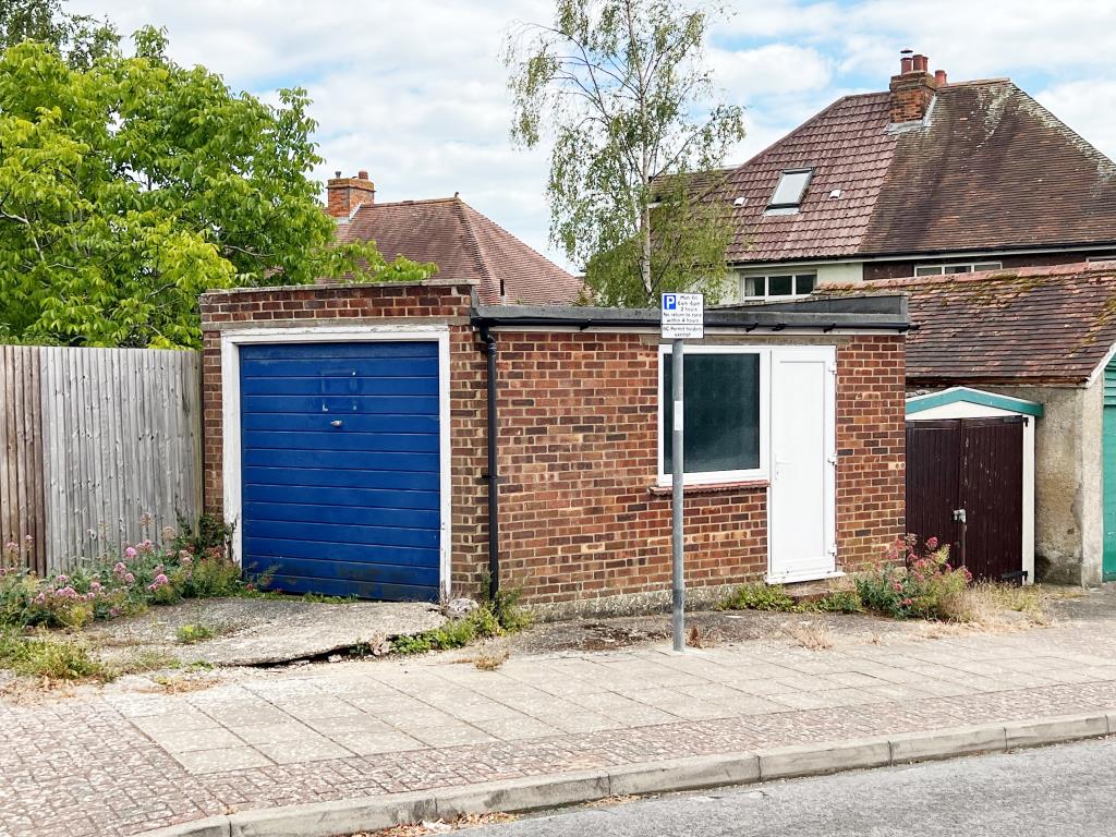 Lot: 7 - FREEHOLD LOCK-UP GARAGE/STORE -
